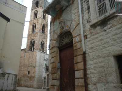 Il palazzo presente in via Chiesa Madre: l� dove duecento anni fa si nascosero i due carbonari. L'edificio, situato al civico numero 9, si trova a due passi dalla chiesa di Santa Maria Assunta